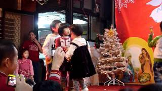 2010/12/18 耶誕餐會恩恩表演 3y1m (幼幼班)