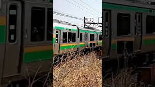 高崎線電車と貨物列車　高速通過