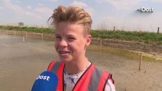 Leerlingen helpen riet aanplanten in IJsseldelta bij Kampen