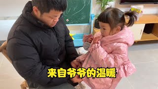 女儿收到远在广东打工的爷爷寄来的新衣服开心极了