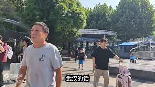 武汉汉口火车站实拍，大学生来武汉上学，火车站人潮汹涌