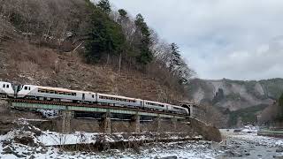 橋を渡る JR東海高山線 HC85 特急ひだ