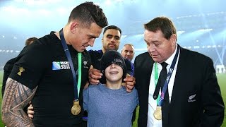 Sonny Bill Williams gives away RWC medal to fan! HD version