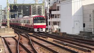 京急線南太田駅を、ジョイント音たてながら、下り快特三崎口行き1000形57〜64編成が通過！停車中の、上り普通品川行き1000形642〜637編成と下り普通浦賀行き1000形425〜428編成の電車！