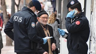 93 yaşındaki adam, kimlik soran polisleri evine yemeğe davet etti