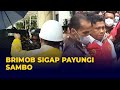 Sigapnya Anggota Brimob Payungi dan Jaga Ferdy Sambo di Kejaksaan Agung