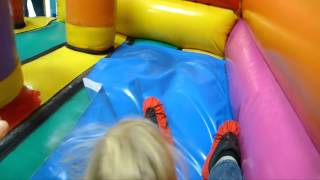 plac z kulkami jeździmy na zjeżdżalni,  indoor playground witch colored balls we go on the slide