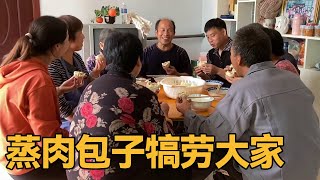 二姐帮忙掰玉米，两个老妈蒸肉包子犒劳，后勤工作真到位！【农村傻大妮儿】