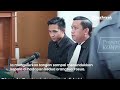 momen richard eliezer berlutut salami ayah dan ibu yosua di ruang sidang pn jakarta selatan