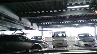 立体駐車場でお見合いからのありがとうクラクションと、どういたしましてクラクション。高級セダン、大型セダン乗り同士、心に余裕のある運転を心がけた方がかっこいいと思う。