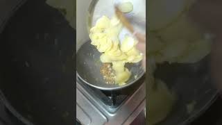 #shorts#झटपट करा टिफिनसाठी बटाट्याच्या काचऱ्या#potato bhaji#youtubeshorts