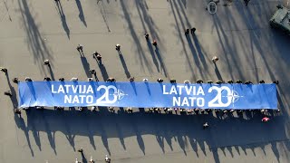 Zibakcija: karoga “Latvija NATO-20” izritināšana | #LatvijaNATO20