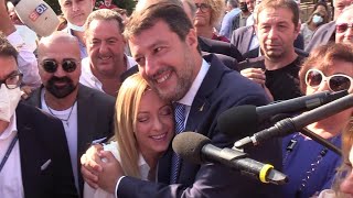 Roma, l'abbraccio tra Salvini e Meloni alla conferenza stampa a sostegno di Michetti