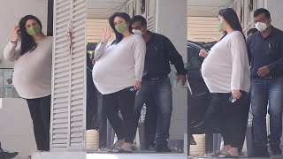 Full term Pregnant Kareena Kapoor Visits Doc with Gigantic Baby Bump Before Admitting For Delivery