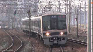 223系快速電車と207系普通電車