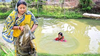 পুকুরে নেমে জাল দিয়ে 1.5 kg সাইজের ভেটকি মাছ ধরে রান্না করলাম||village fishing