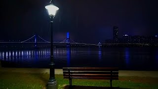 ソウルの川と橋、街灯、ベンチの雨の夜 4K リラックスできる音