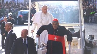 Napoli - Papa Francesco arriva a Piazza del Gesù (21.03.15)