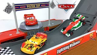 DISNEY PIXAR CARS TRANSFORMING LIGHTNING MCQUEEN WITH RACE TRACK RAMP \u0026 TWO VEHICLES - UNBOXING