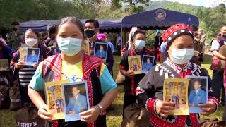 องคมนตรี เชิญถุงพระราชทานไปมอบแก่ราษฎรและเจ้าหน้าที่ บ้านปางขอน จังหวัดเชียงราย