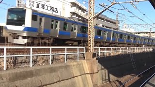 カーブ区間の内側にある北柏駅を通過していく常磐線E531系の上下線の各シーン