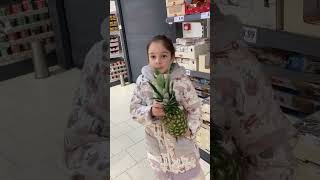 Buying pineapple from lidl #mina #lidl #lidloferta #fruit #pineapple