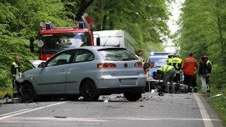 Motorrad rast beim Überholen in Auto, Fahrer tot