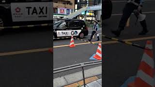 タクシーの乗客を下ろすことを許さない警察官👮‍♂🆖