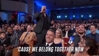 George Kittle sings to the entire crowd at NFL Honors 😂