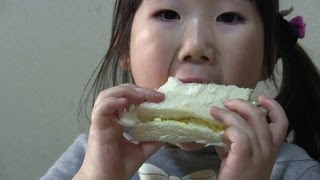 BIGな卵サンドを作って食べる英奈と玲美