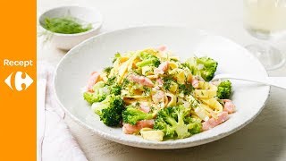 Verse pasta met broccoli, prei en gerookte zalm in een dillesausje