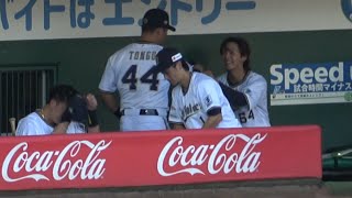 プロ初ヒットを放った大里昂生に声をかけるオリックスの選手たち！