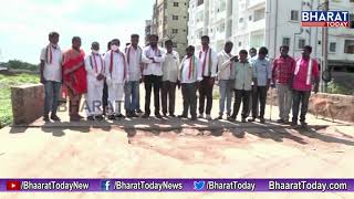 Congress Leader Vishnu Preetham Reddy Inpects Poor Conditions of Roads || Kadapa