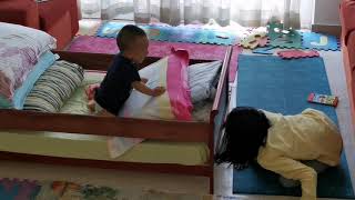 最纯净的笑声，姐姐逗弟弟笑得好开心，治愈心灵。baby laughing, cute baby plays with his sibling.