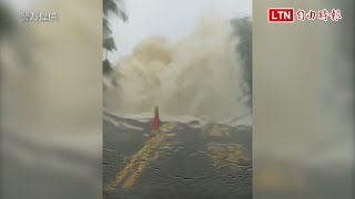 恐怖！高雄馬路「湧泉」 噴發2層樓高（警方提供）