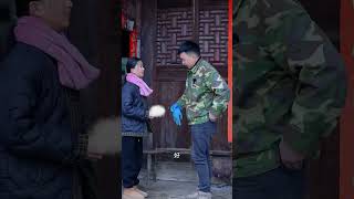 压力再怎么大，看看你们瞬间就毫无压力！小棉袄买的衣服很暖和，父亲的心也很暖#农村生活#三农#电动车