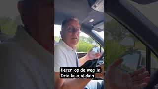 Keren op de weg in drie keer steken.