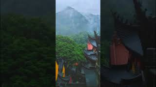 大雨 烟雾缭绕 寺庙空灵声响起The rain and smoke filled the temple with ethereal sounds