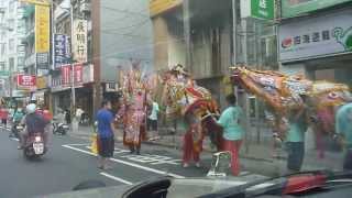 20130721由林口回家,路過中和路段的迎神賽會,正好拍了一段,在換人扛神像的過程...