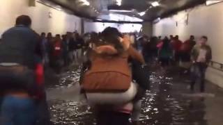 Inundación en estación Ricaurte de TransMilenio