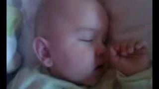 DiMiTRi, bebe rigolo, 6 mois, qui fait semblant de dormir !!! fun baby make fake sleeping