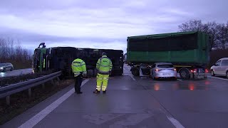 LKW Unfall auf A4 – PKW rutscht unter Anhänger