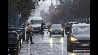 Šalyje vyraus negausus sniegas: atidumo pareikalaus plikledžiu padengti šaligatviai