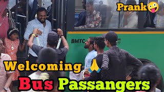 ಬಸ್ ಇಂದ ಇಳಿದವರಿಗೆ ಸ್ವಾಗತ ತಮಾಷೆ😂🤣🙏/Welcoming Bus 🚐 Passengers🤣😂🙏 / Nanu Tharle | Kannada Prank