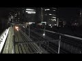 夜の浜松町駅の横を走る特急踊り子号のクラシックモデルの電車