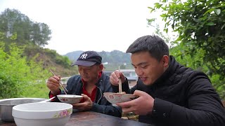 坝子上锯完柴火，去菜地摘把蒜苔炒腊肉，腊肉越吃越香真巴适