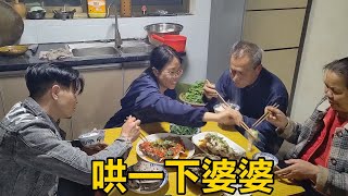 兒媳吃剁椒魚頭吃上癮，婆婆不吃辣卻不開心了，看兒媳如何待婆婆【農人家三嫂】