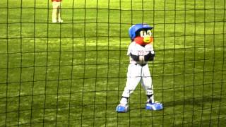 2012.05.05_試合終了後の燕太郎のダンス