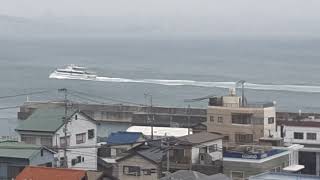 梅雨末期の強風.荒波の明石海峡を強行突破する大型フェリーとジェノバライン(淡路島岩屋)#荒波＃高速船＃ジェノバライン＃明石海峡大橋＃危険航海＃シケ＃海難＃フェリー