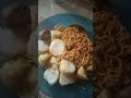 indomie goreng plus lontong